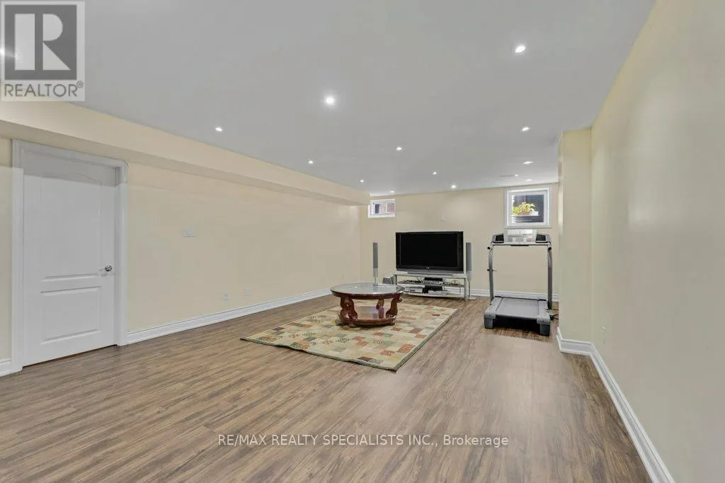 7 NEWINGTON CRESCENT