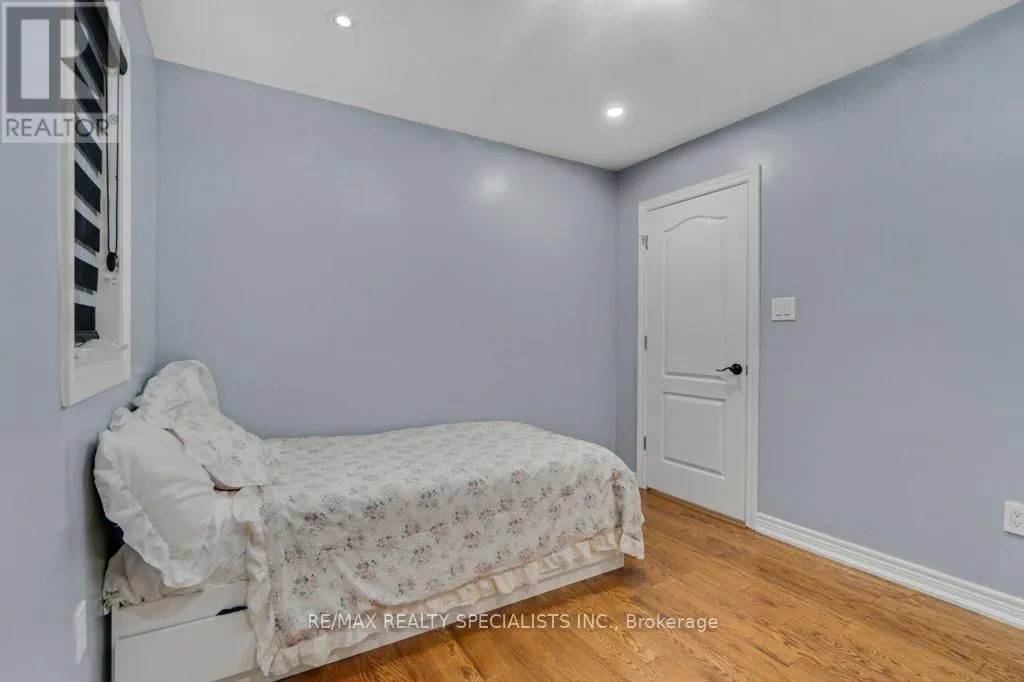 7 NEWINGTON CRESCENT