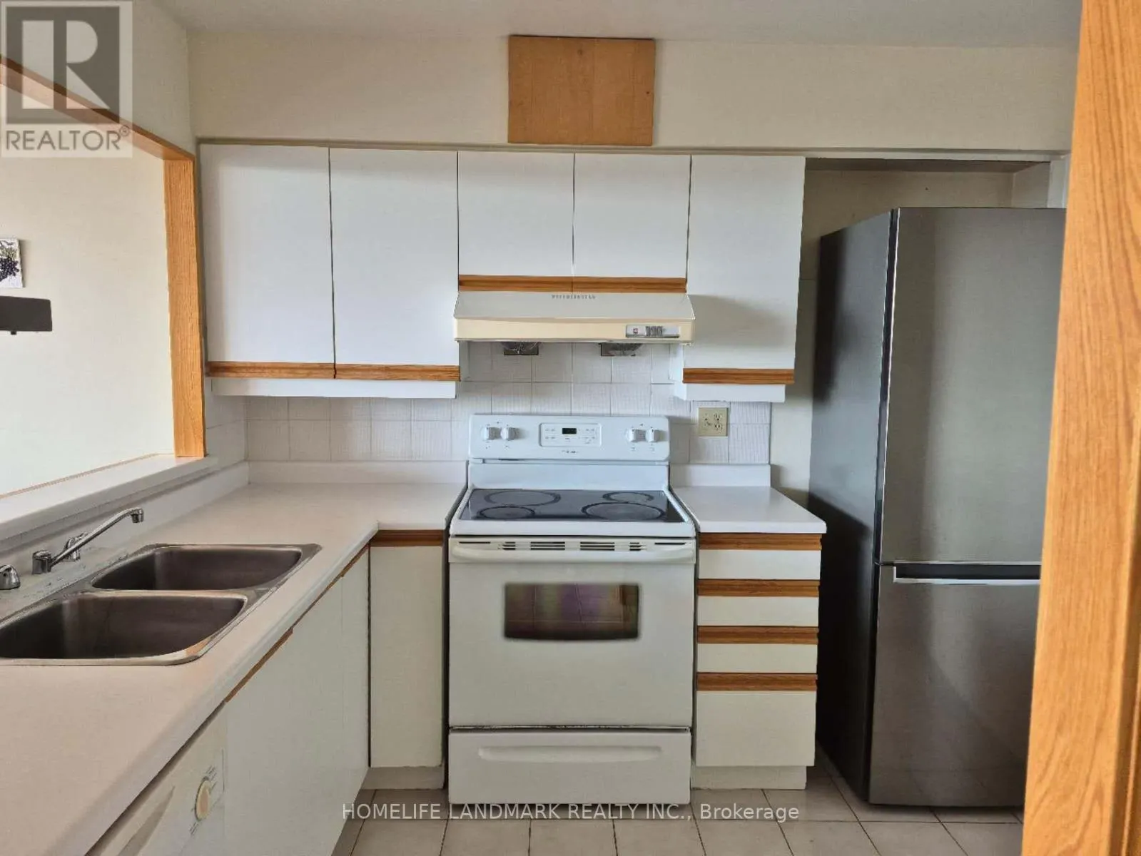 1002 - 55 ELM DRIVE W