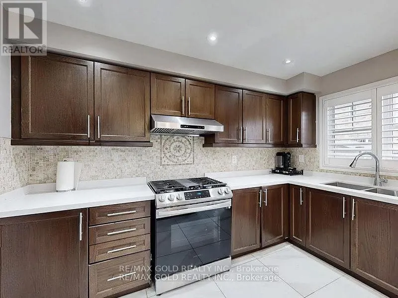 933 RAFTIS CRESCENT