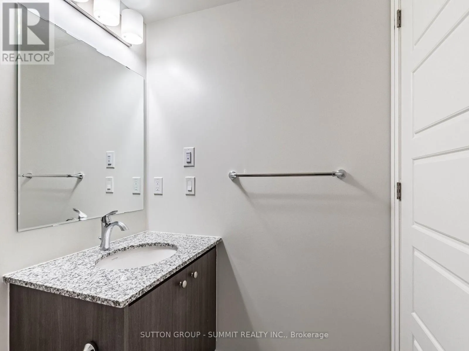 209 - 1415 DUNDAS STREET E