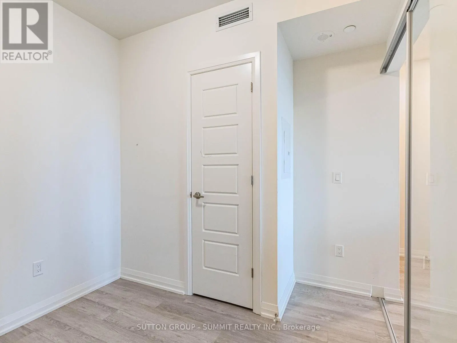 209 - 1415 DUNDAS STREET E