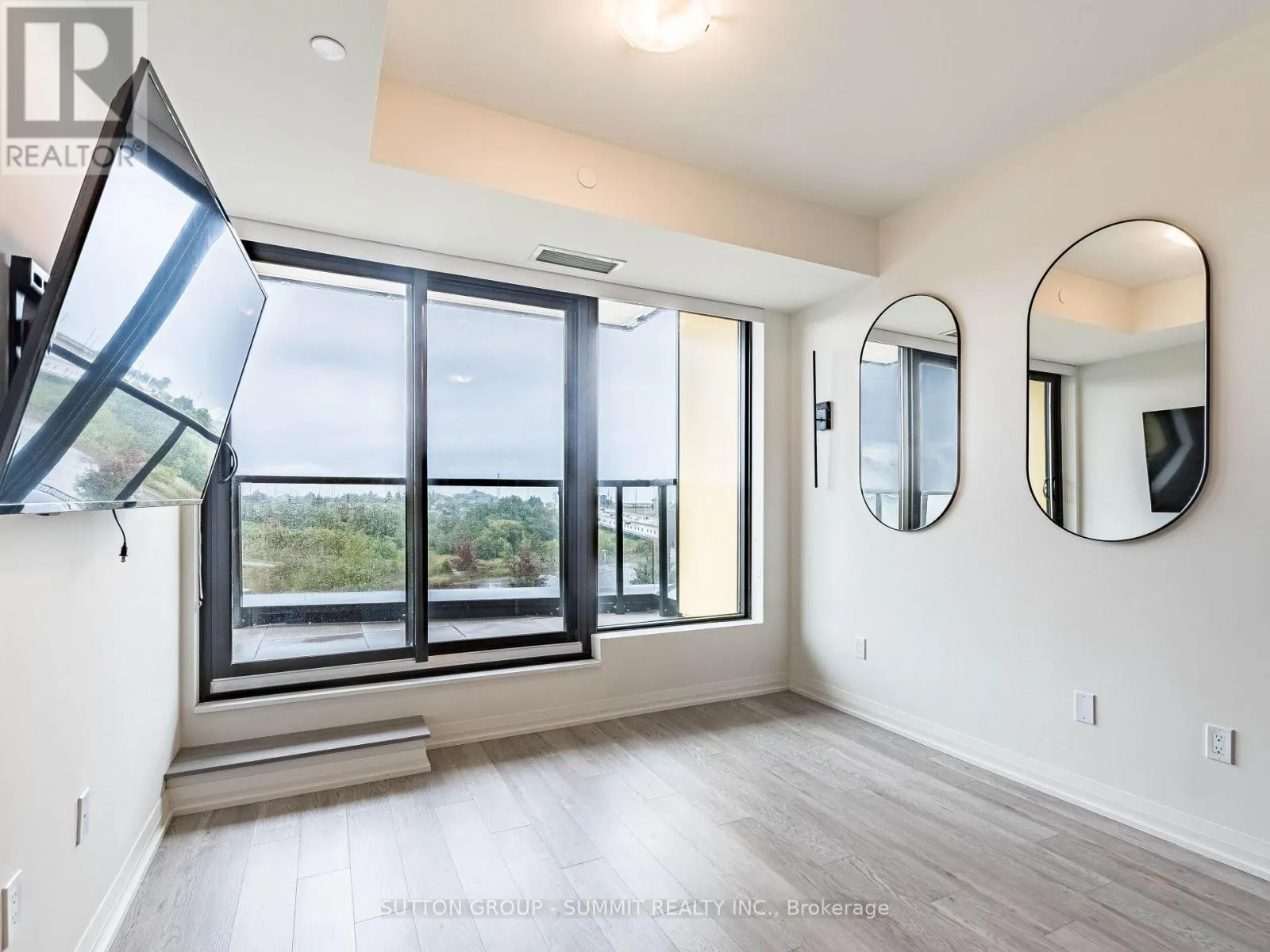 209 - 1415 DUNDAS STREET E