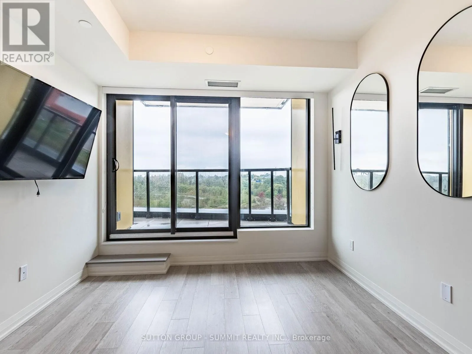 209 - 1415 DUNDAS STREET E