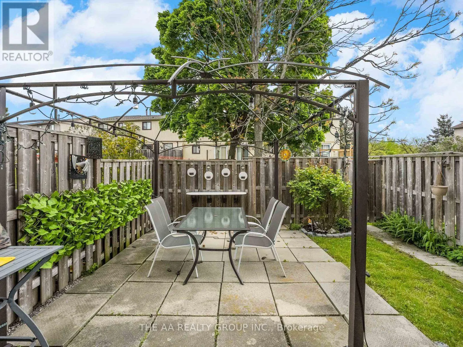 33 - 33 GUILDFORD CRESCENT