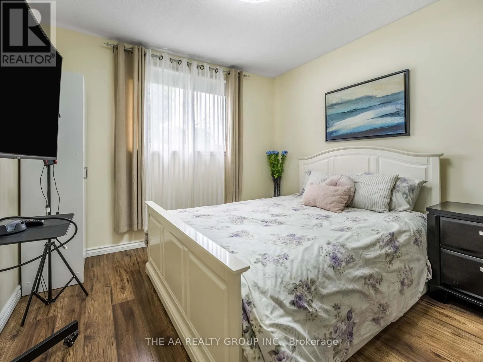 33 - 33 GUILDFORD CRESCENT
