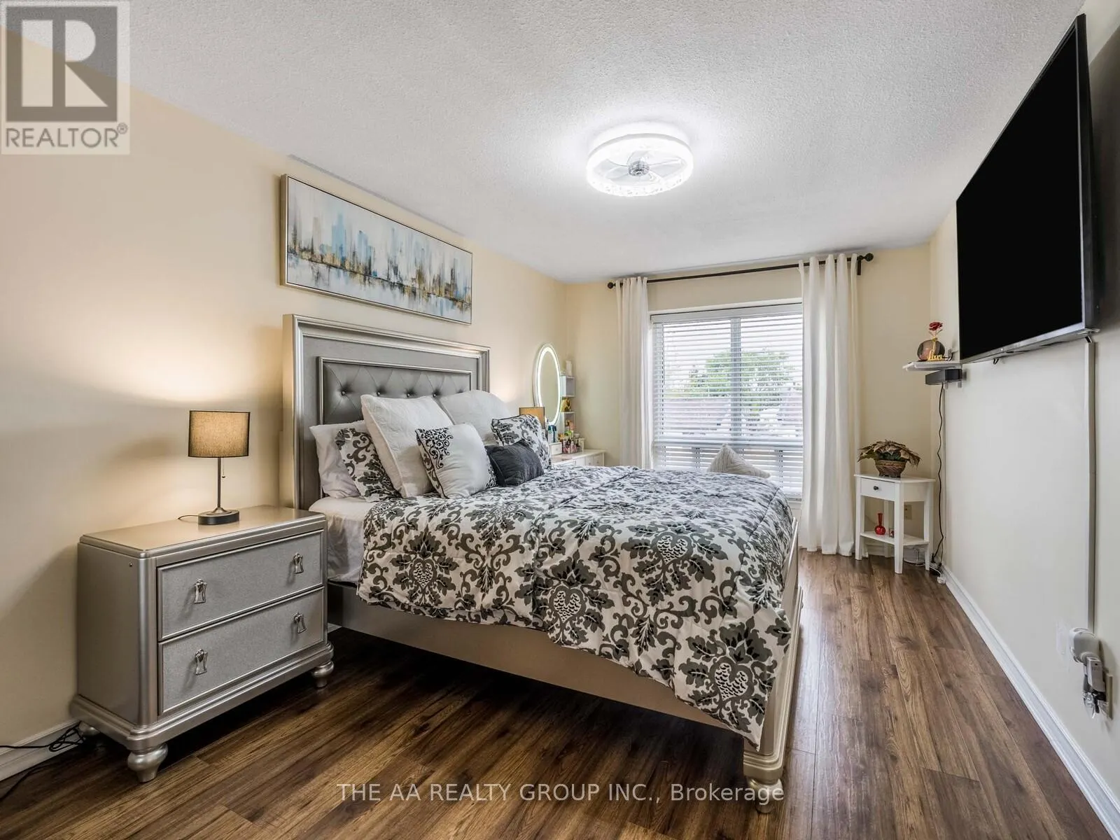 33 - 33 GUILDFORD CRESCENT