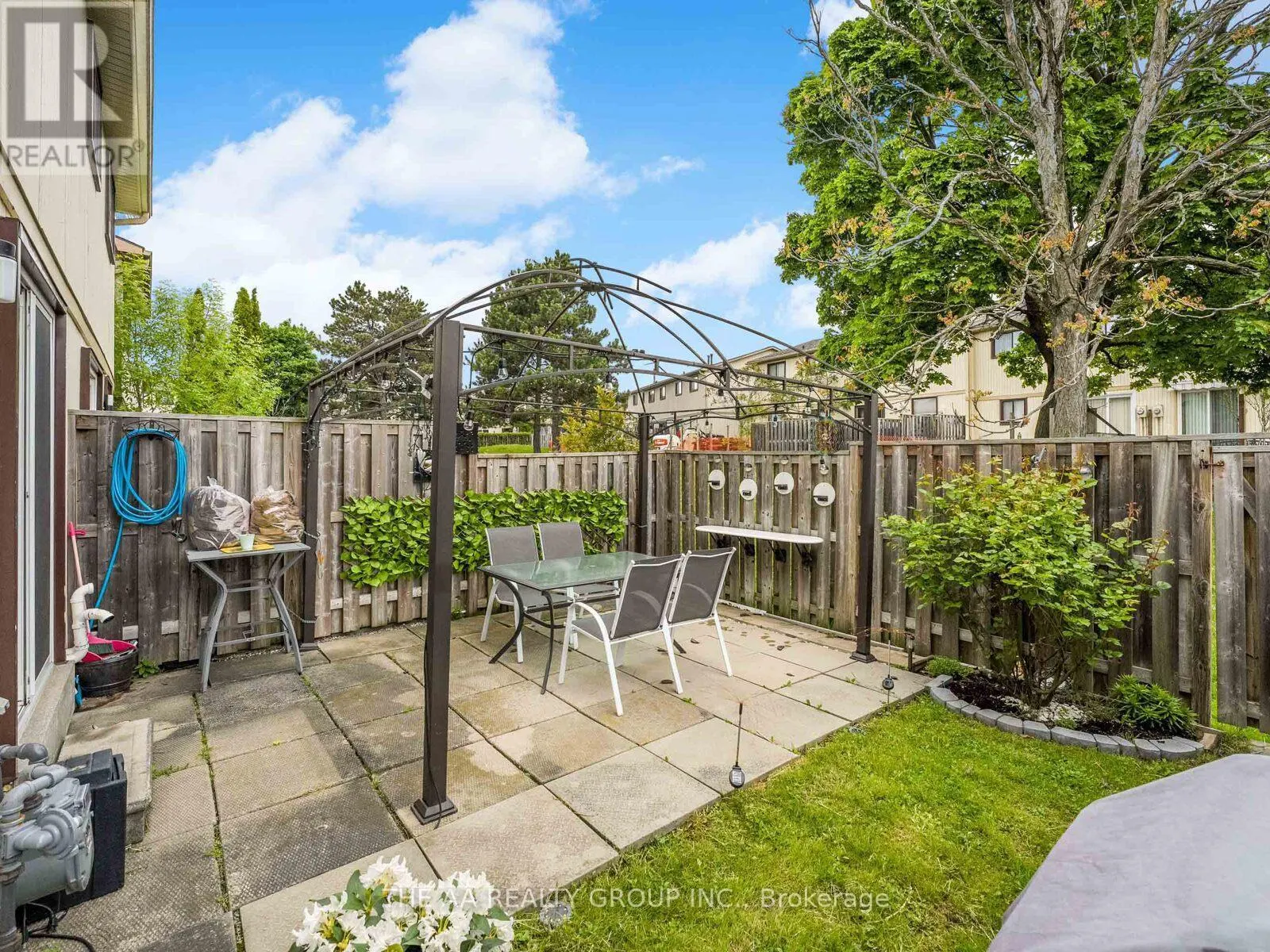 33 - 33 GUILDFORD CRESCENT