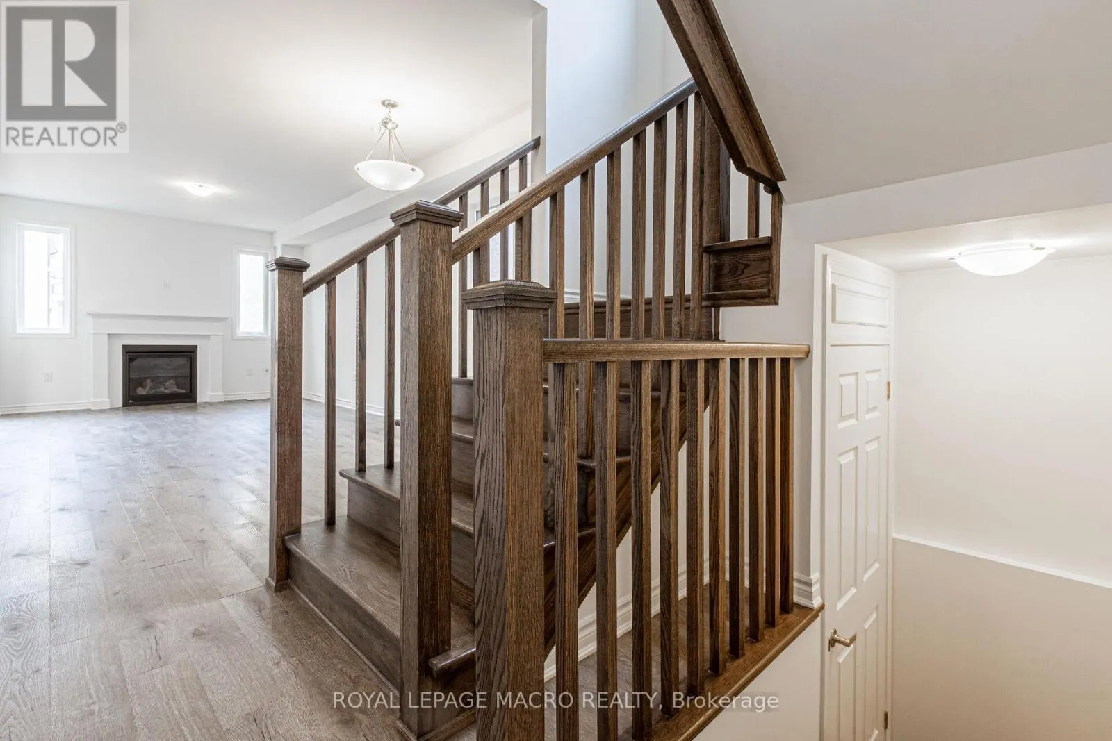 1832 THAMES CIRCLE