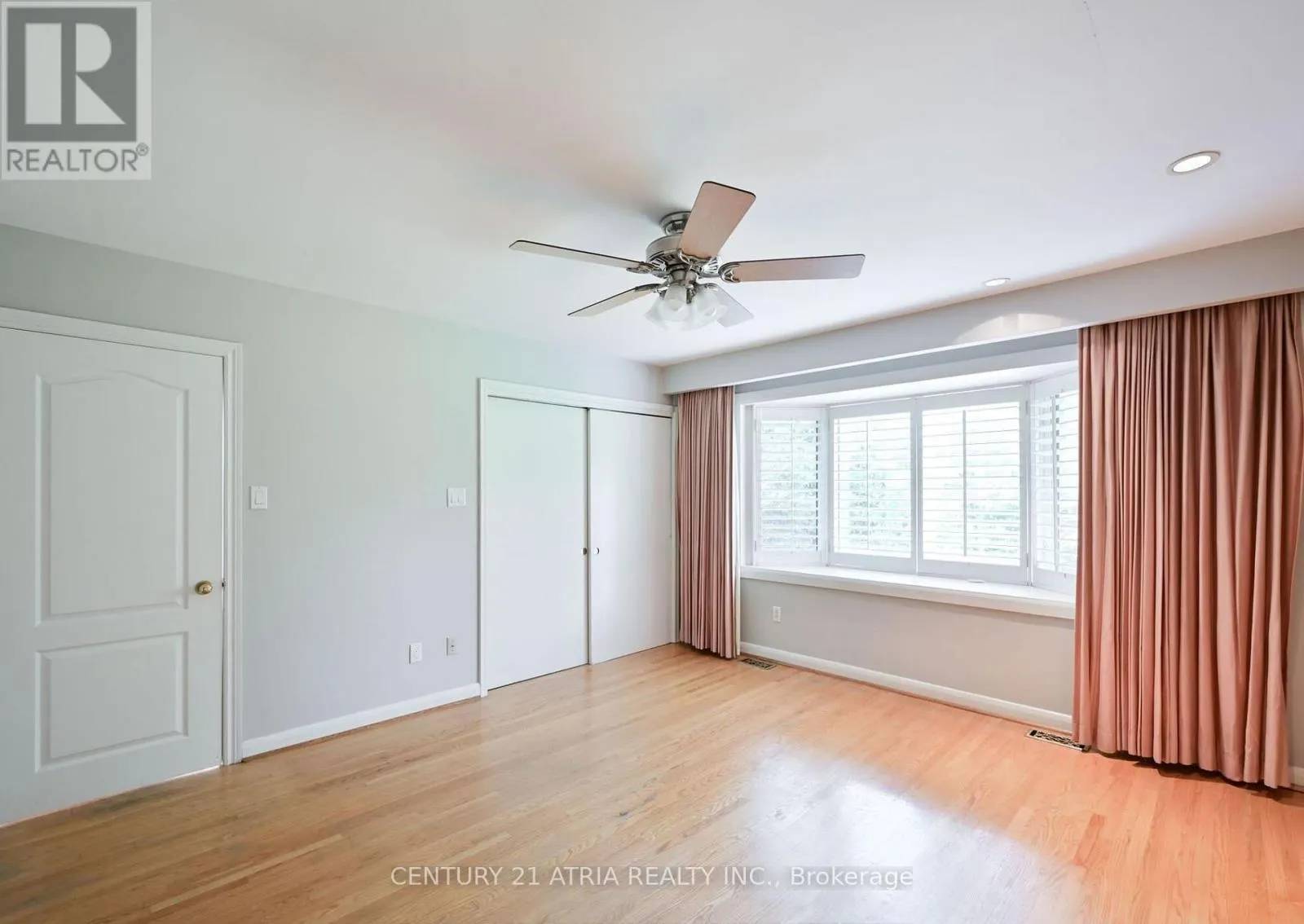 UPPER LEVEL - 1441 CLARKSON ROAD N