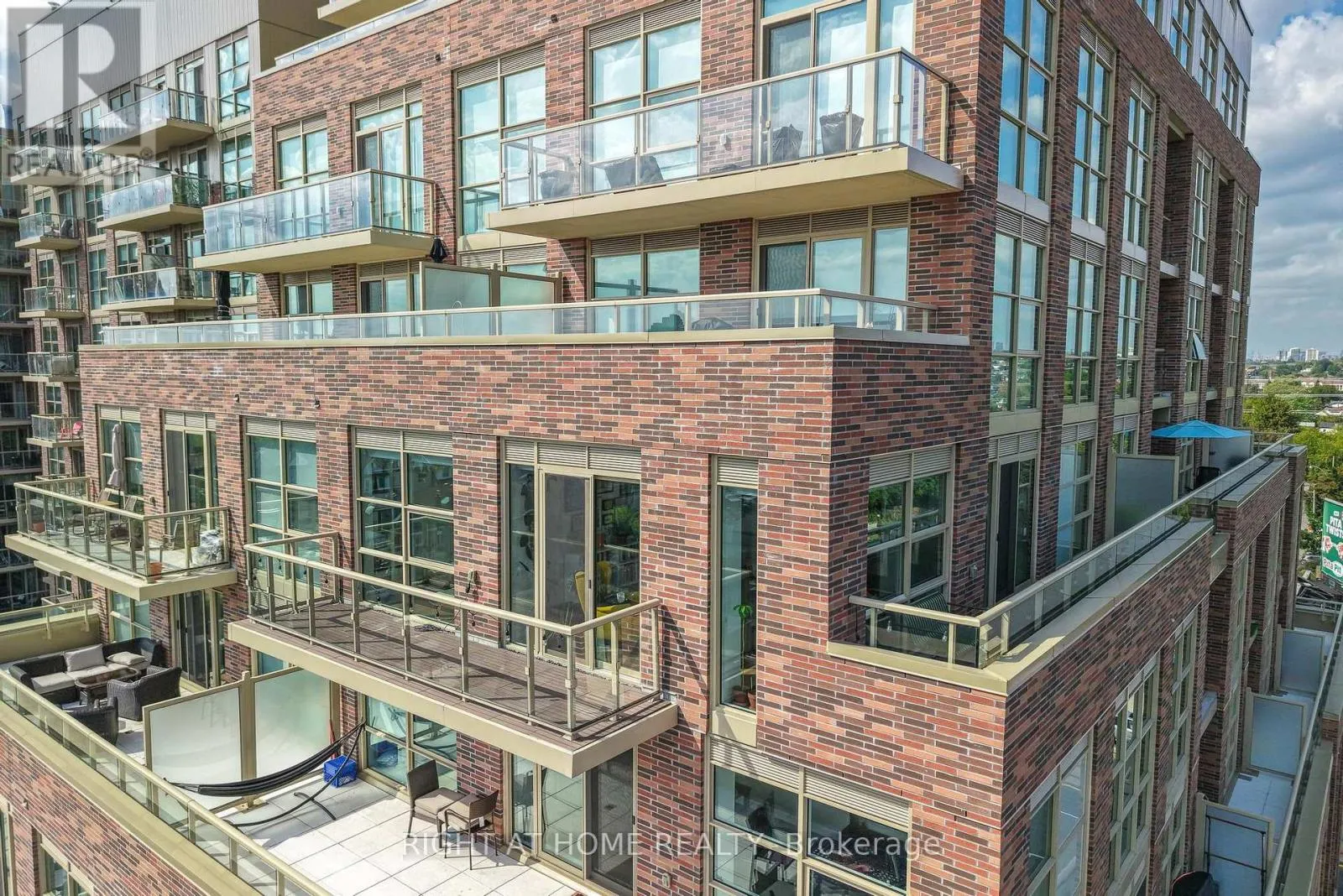 720 - 1787 ST CLAIR AVENUE