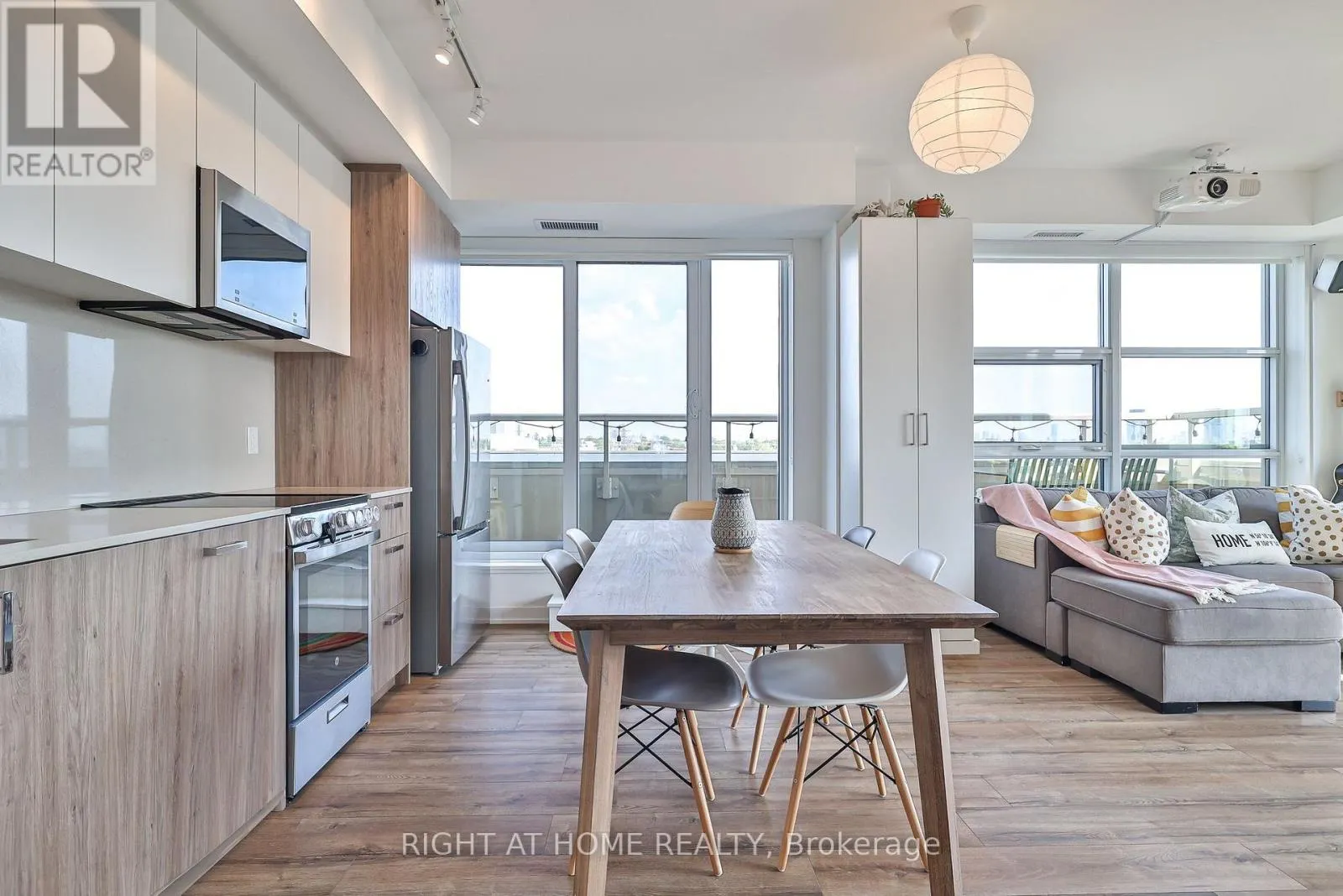 720 - 1787 ST CLAIR AVENUE