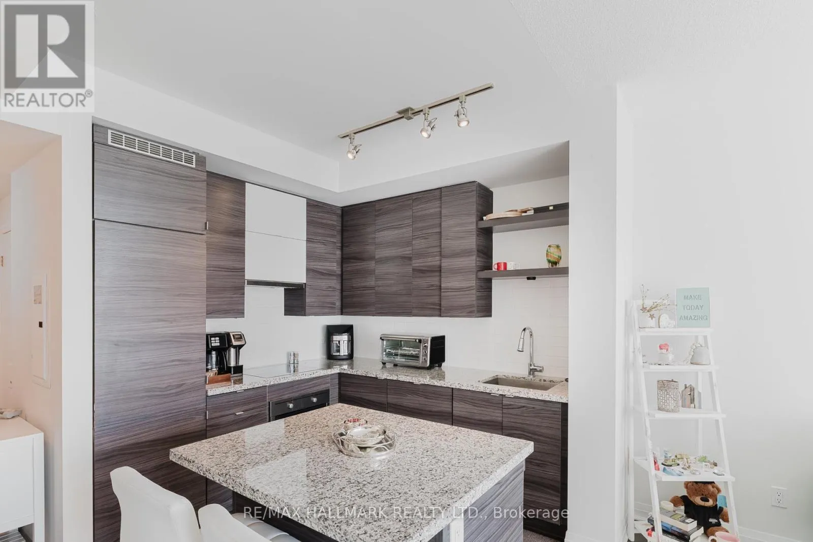 1806 - 59 ANNIE CRAIG DRIVE