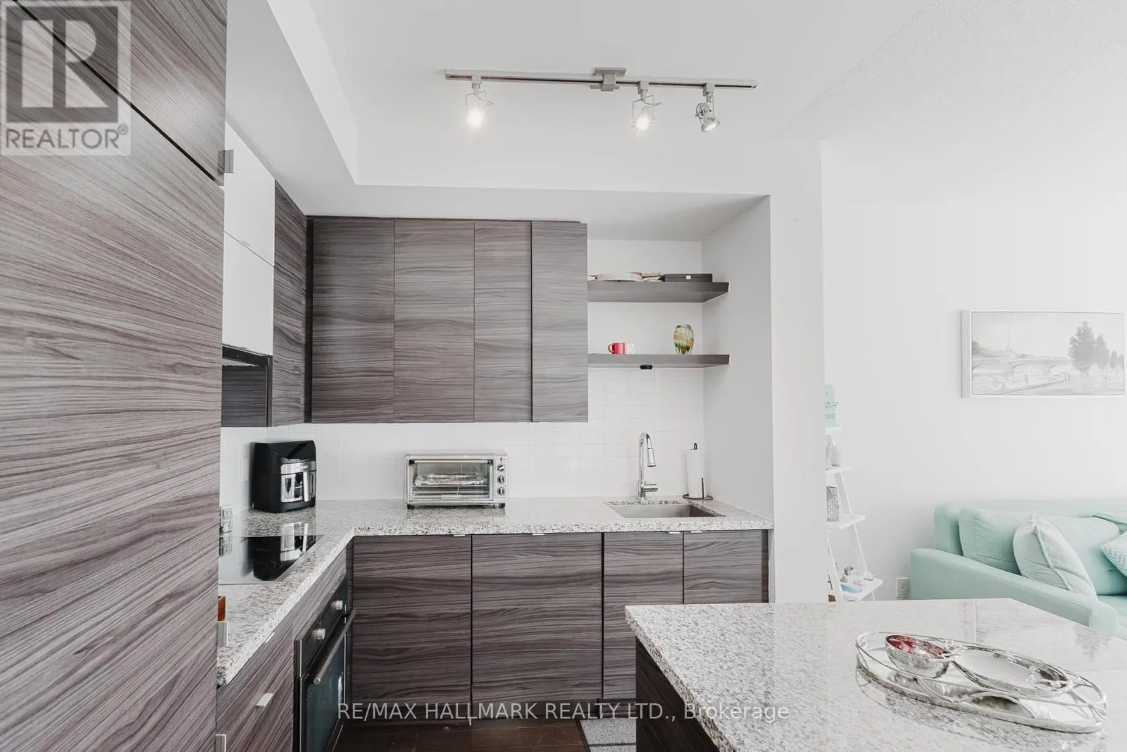 1806 - 59 ANNIE CRAIG DRIVE