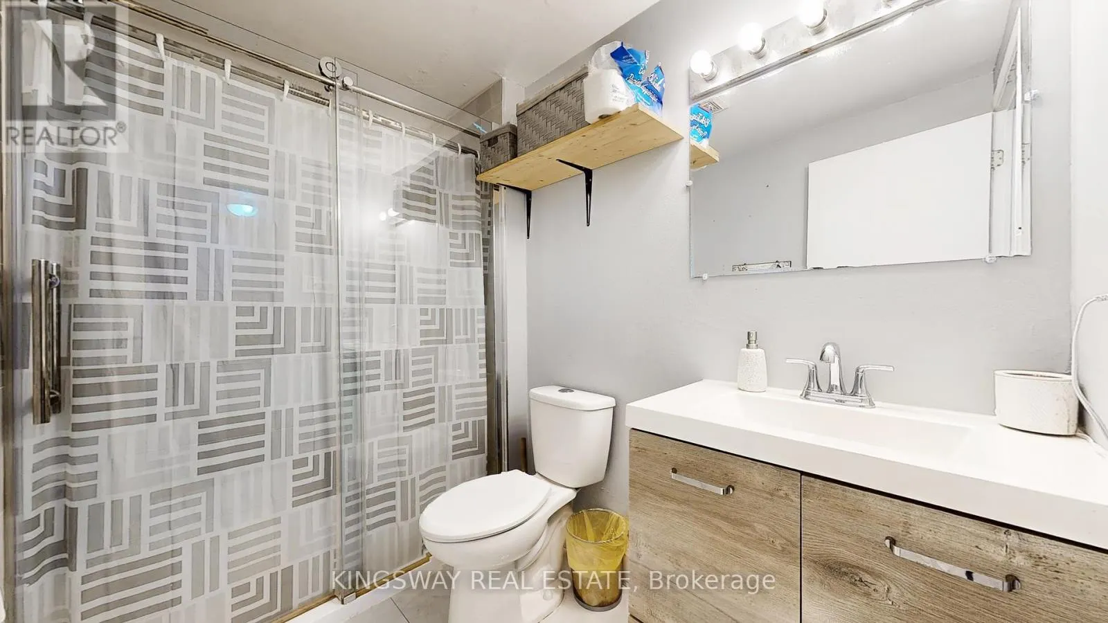 111 - 105 HANSEN ROAD N