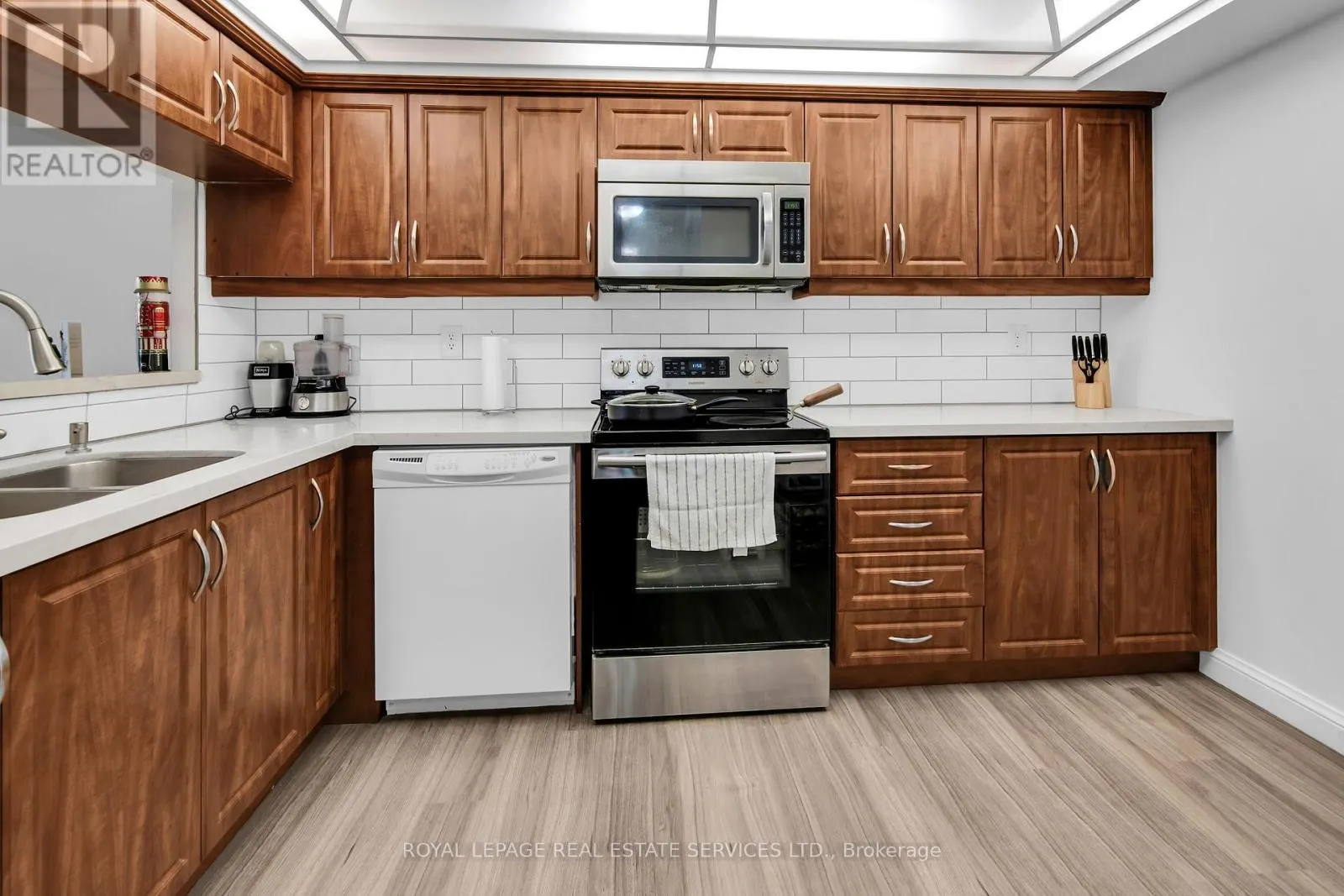 708 - 24 HANOVER ROAD