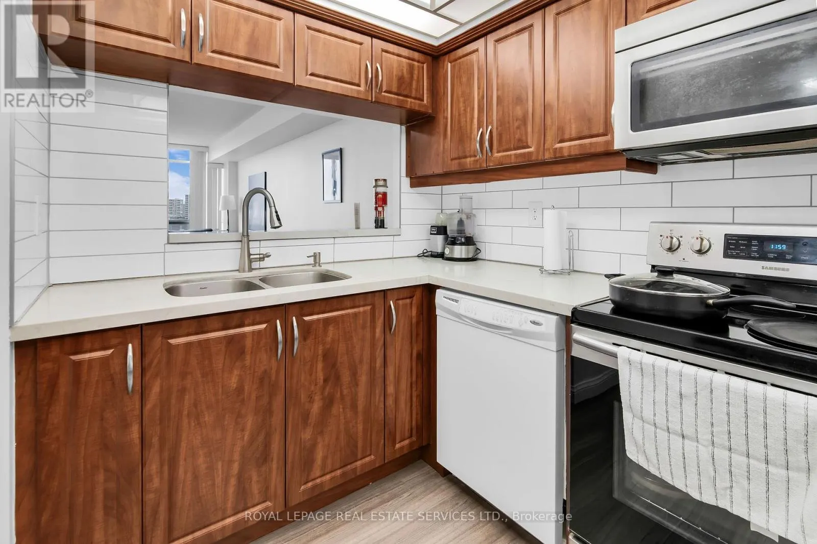708 - 24 HANOVER ROAD