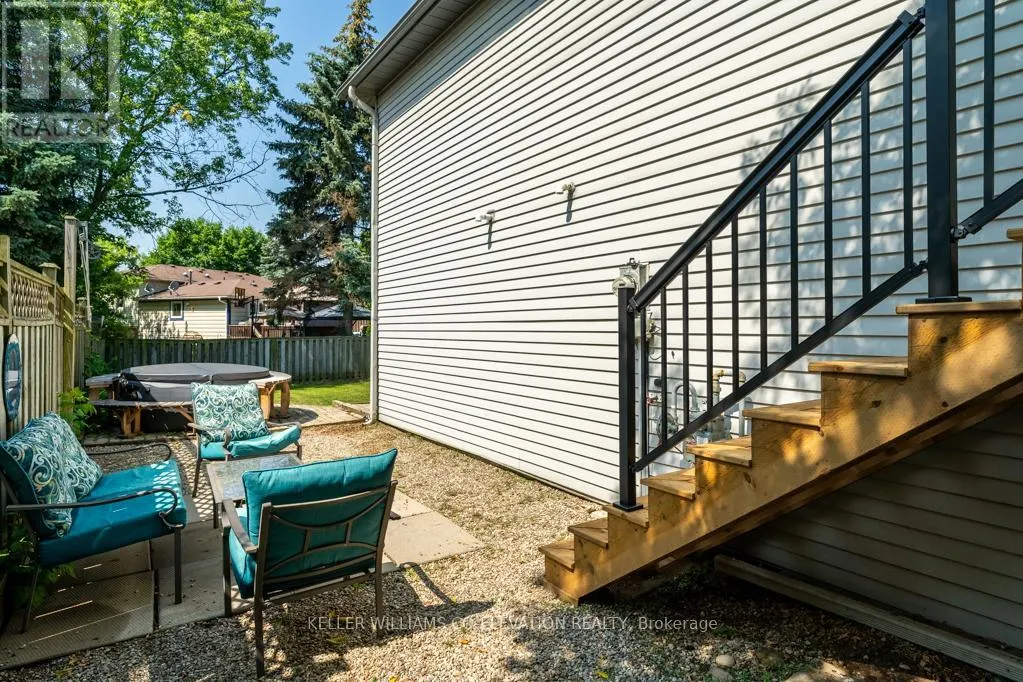 1555 NEWLANDS CRESCENT