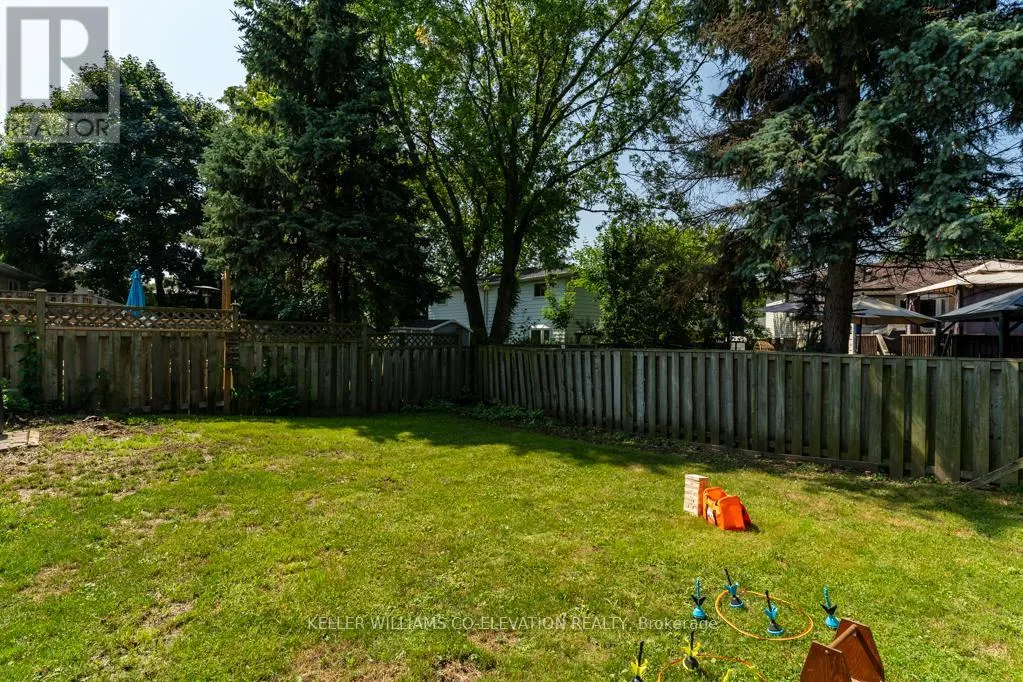 1555 NEWLANDS CRESCENT