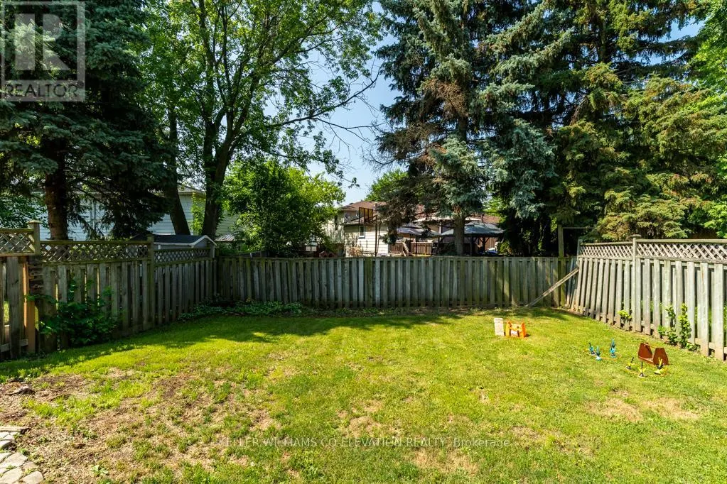 1555 NEWLANDS CRESCENT