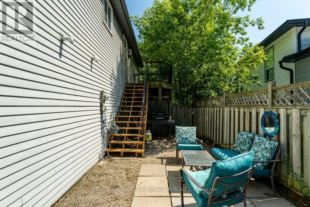 1555 NEWLANDS CRESCENT