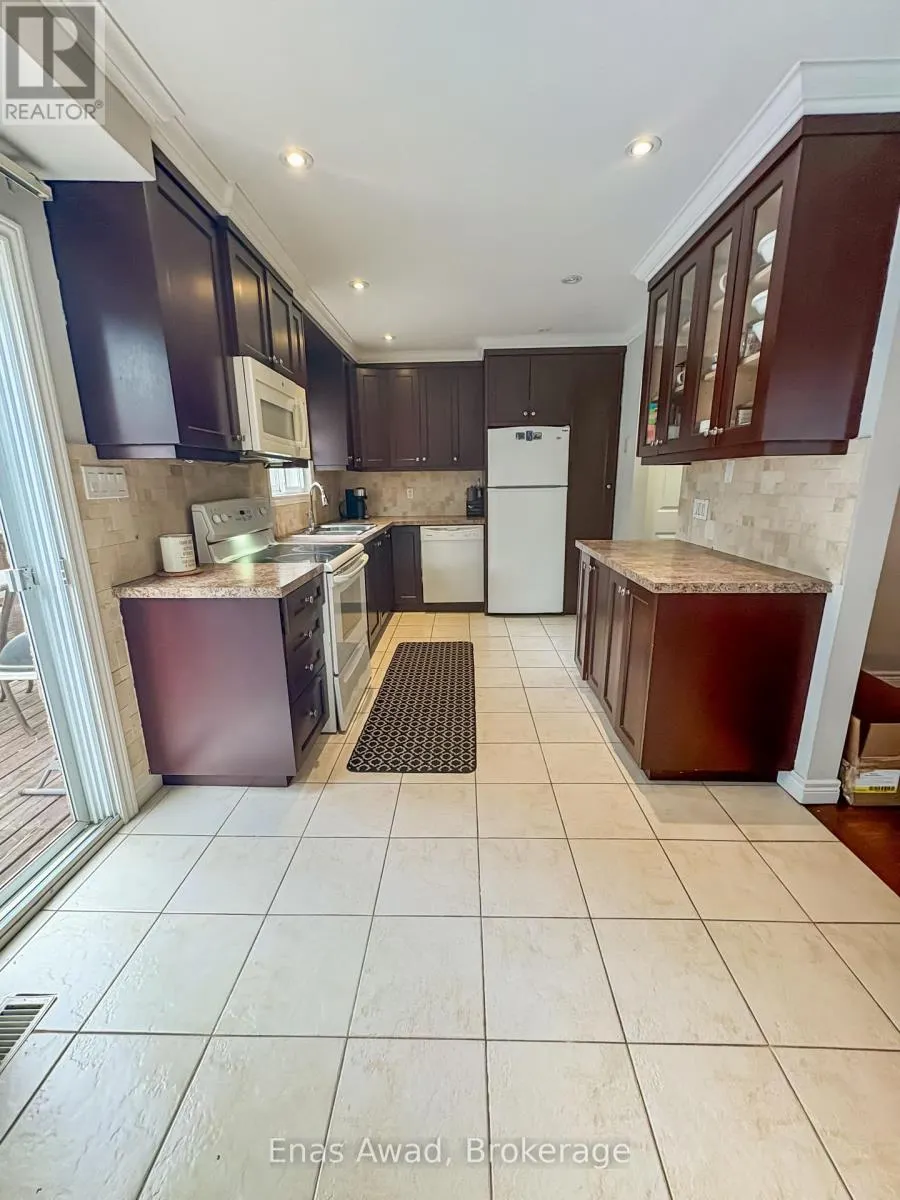 3072 PATRICK CRESCENT