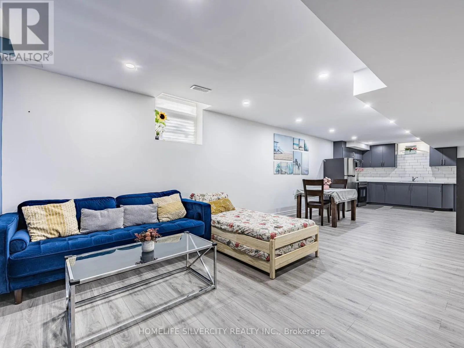 16 CLONCURRY STREET E