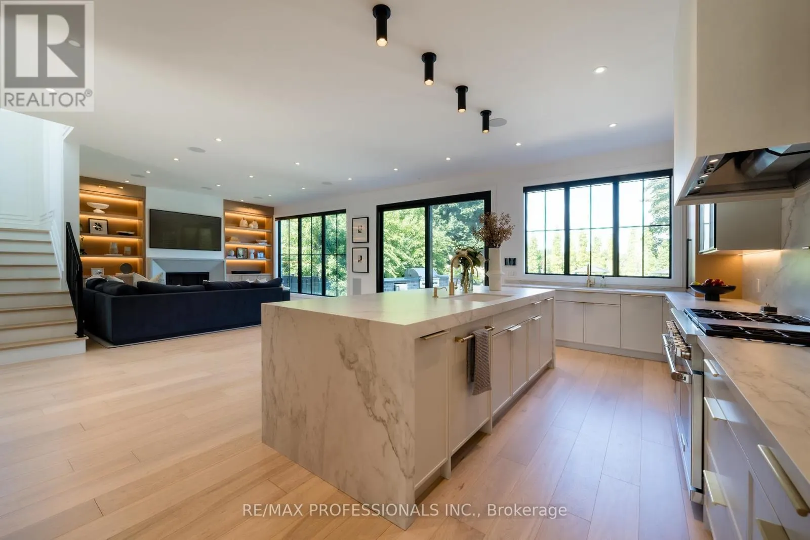 229 TWEEDSDALE CRESCENT