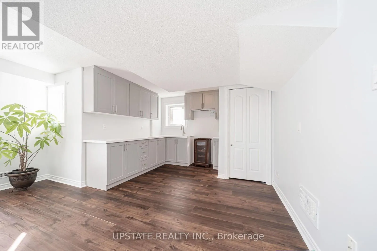 10 AGINCOURT CIRCLE