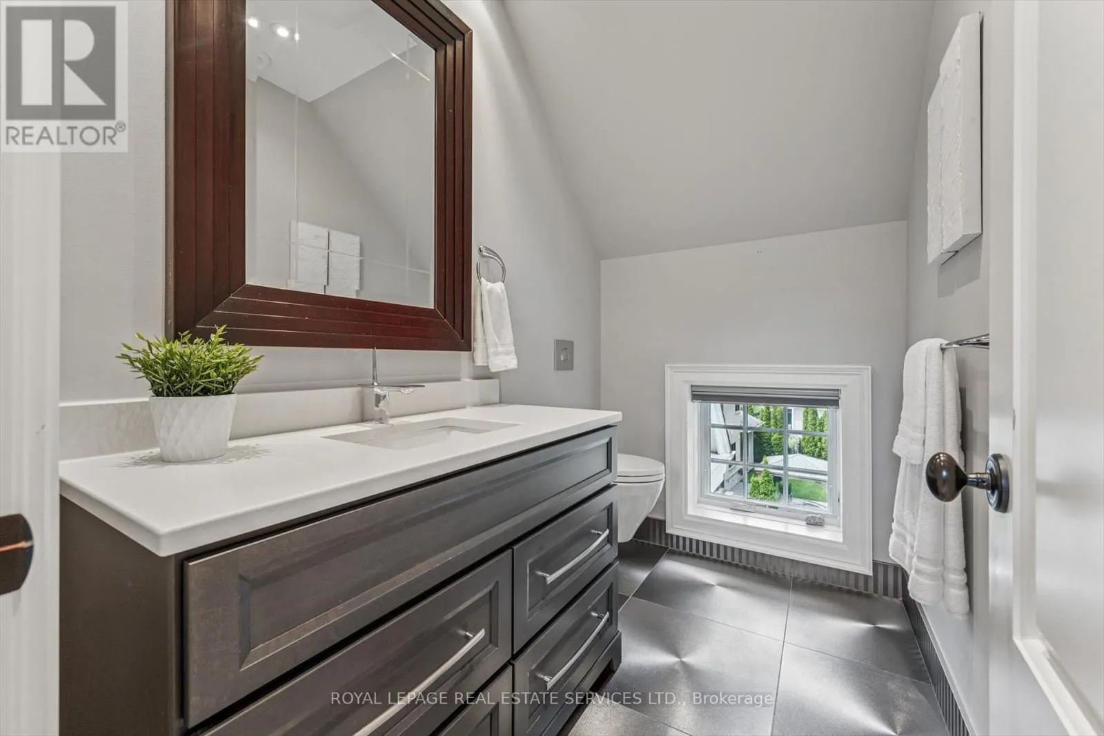 335 LAKESHORE ROAD W