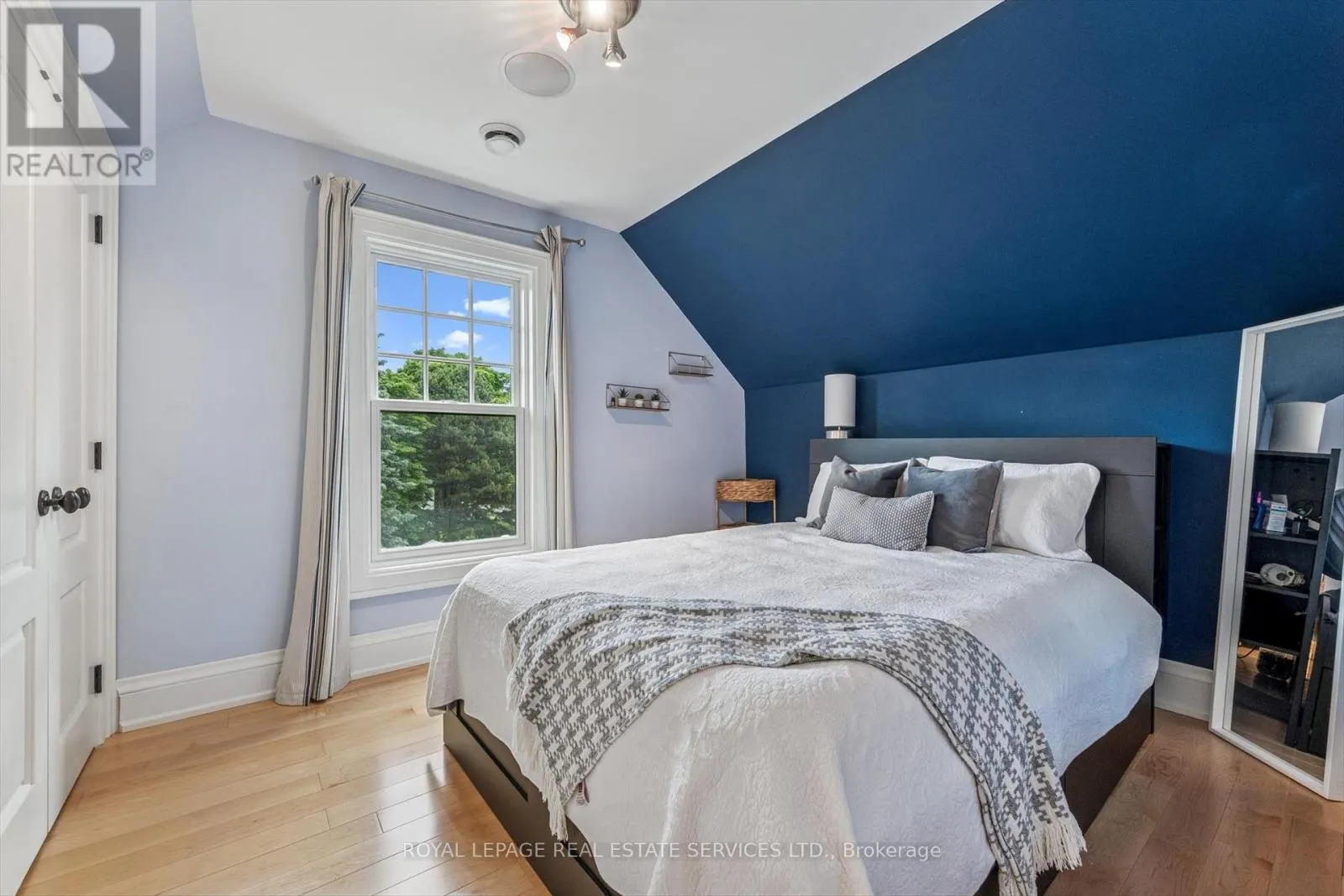 335 LAKESHORE ROAD W