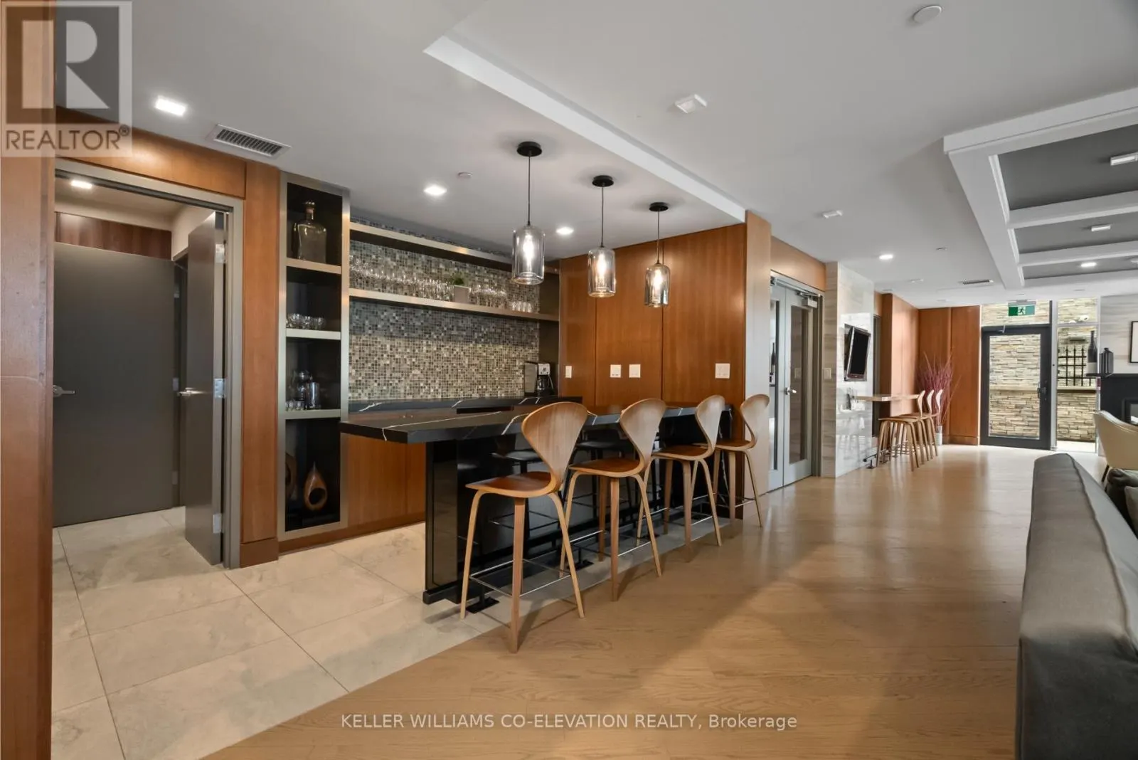 G28 - 1575 LAKESHORE ROAD W