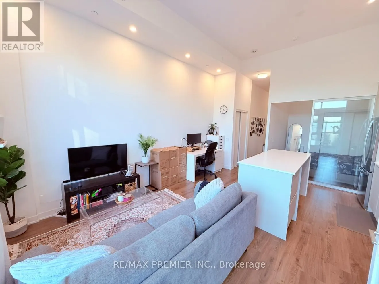 107 - 405 DUNDAS STREET W