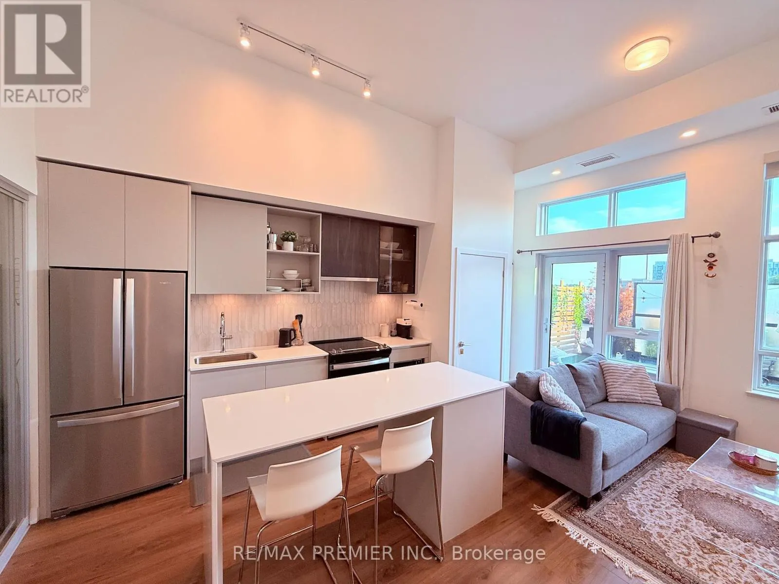 107 - 405 DUNDAS STREET W