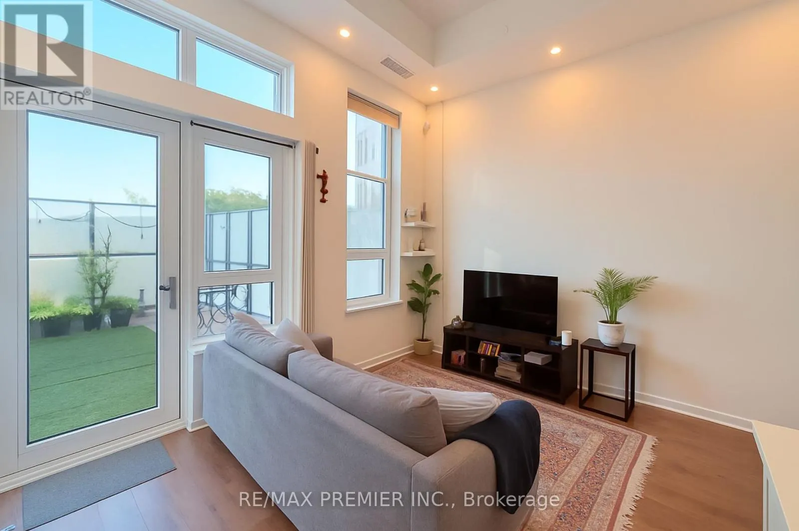 107 - 405 DUNDAS STREET W