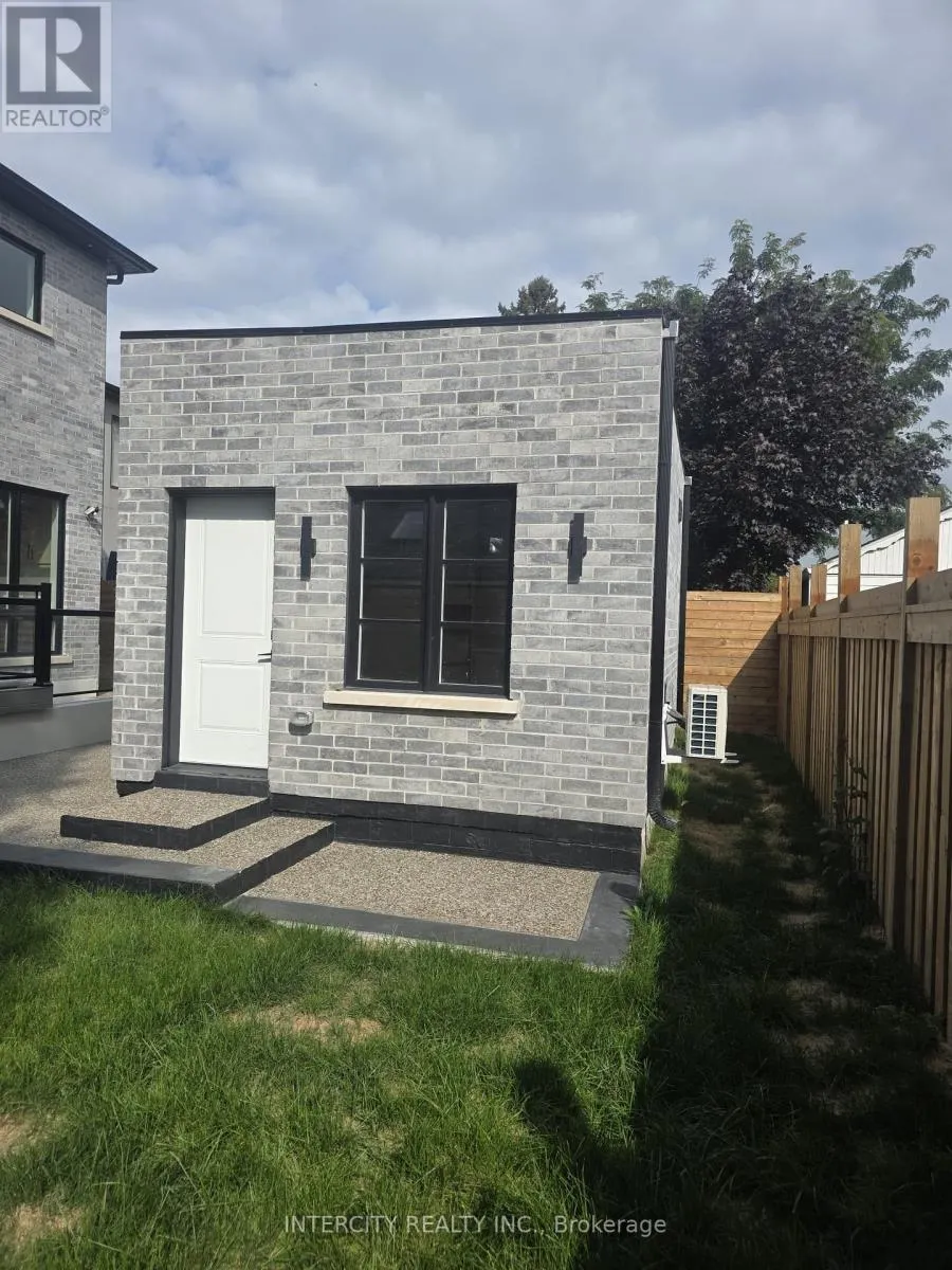 GARDEN SUITE - 247 ALDERBRAE AVENUE