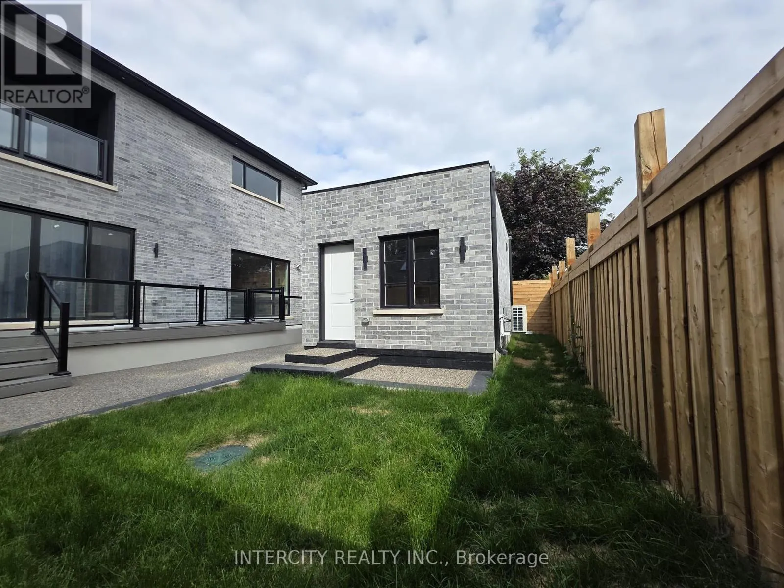 GARDEN SUITE - 247 ALDERBRAE AVENUE