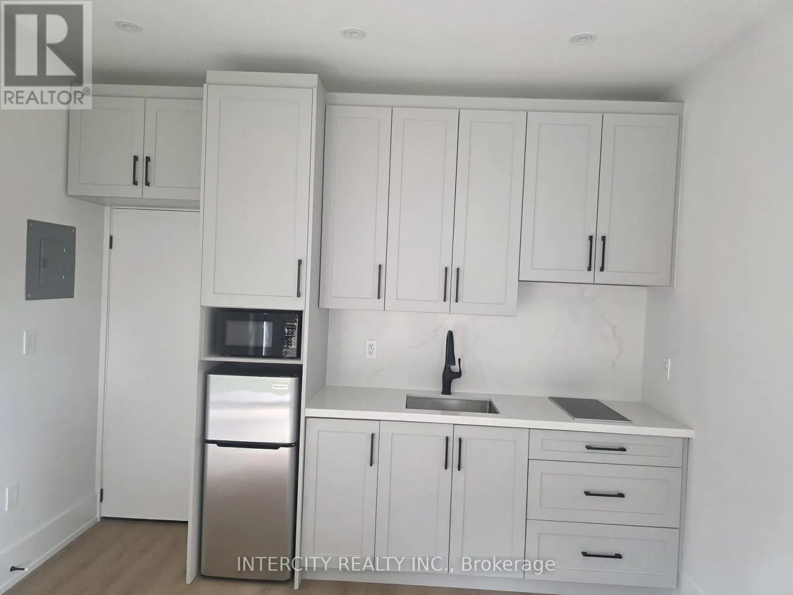 GARDEN SUITE - 247 ALDERBRAE AVENUE