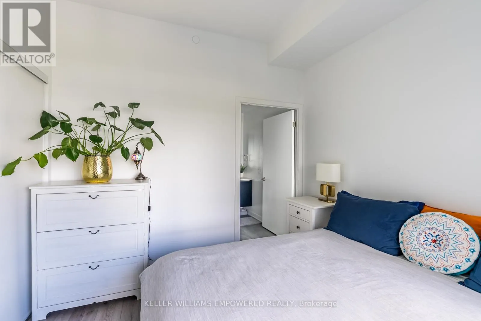 537 - 395 DUNDAS STREET W