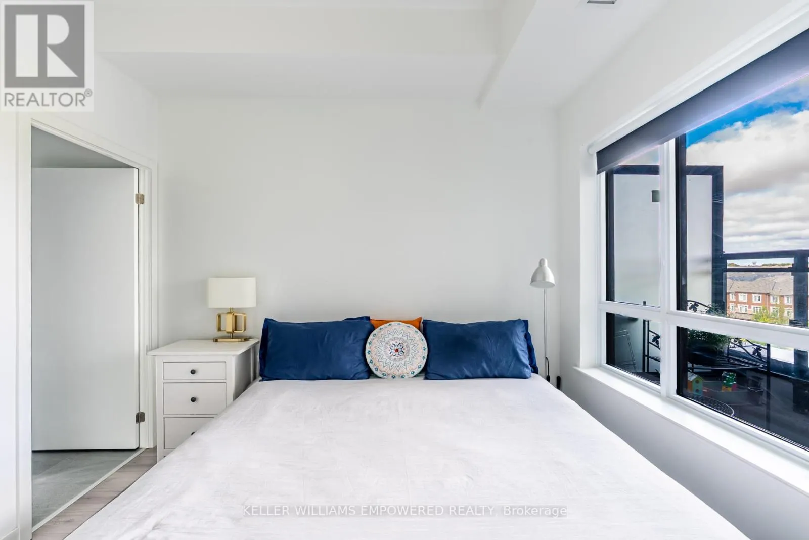 537 - 395 DUNDAS STREET W