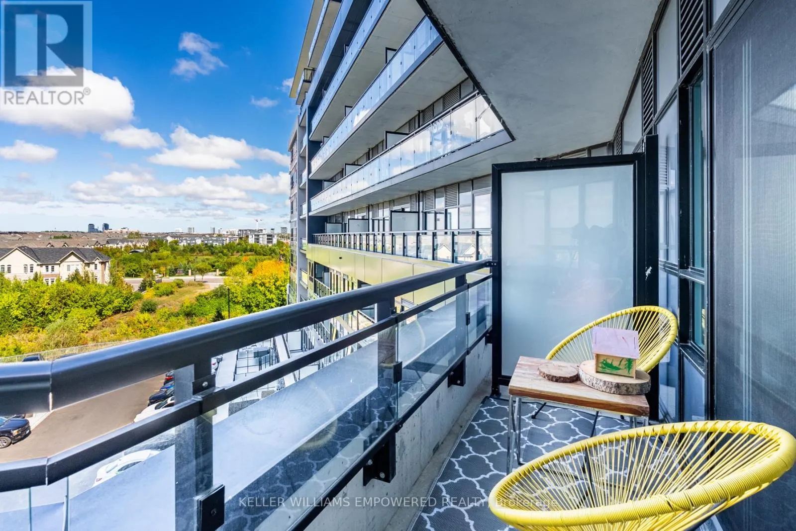 537 - 395 DUNDAS STREET W