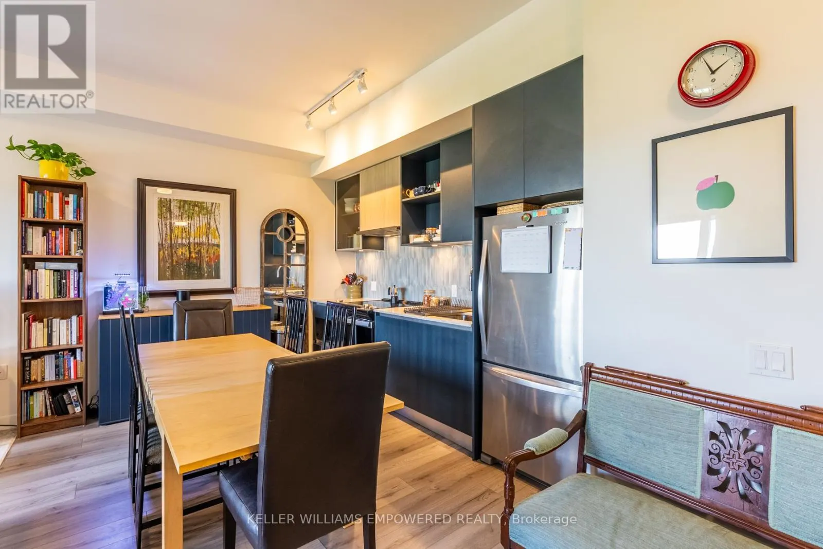 537 - 395 DUNDAS STREET W