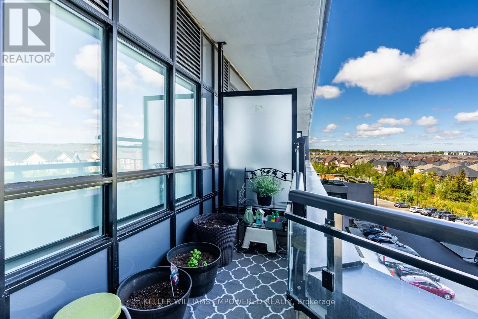 537 - 395 DUNDAS STREET W