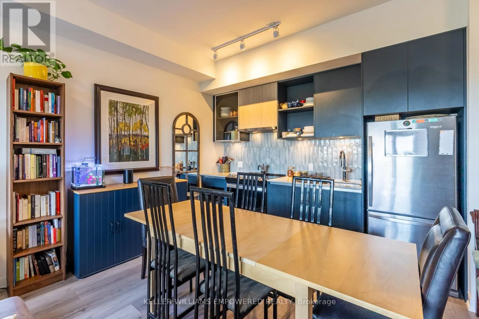 537 - 395 DUNDAS STREET W