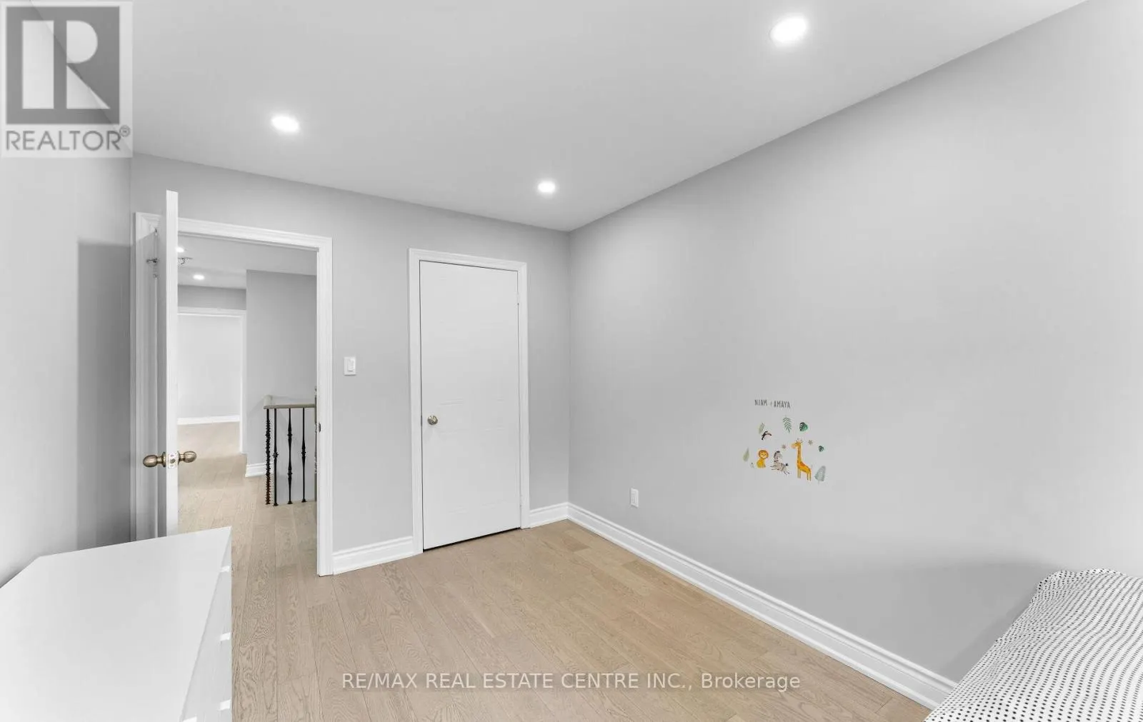 32 - 32 VIEWCREST CIRCLE