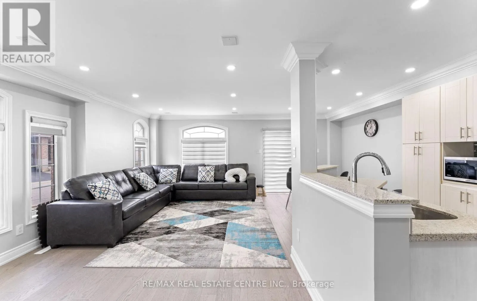 32 - 32 VIEWCREST CIRCLE