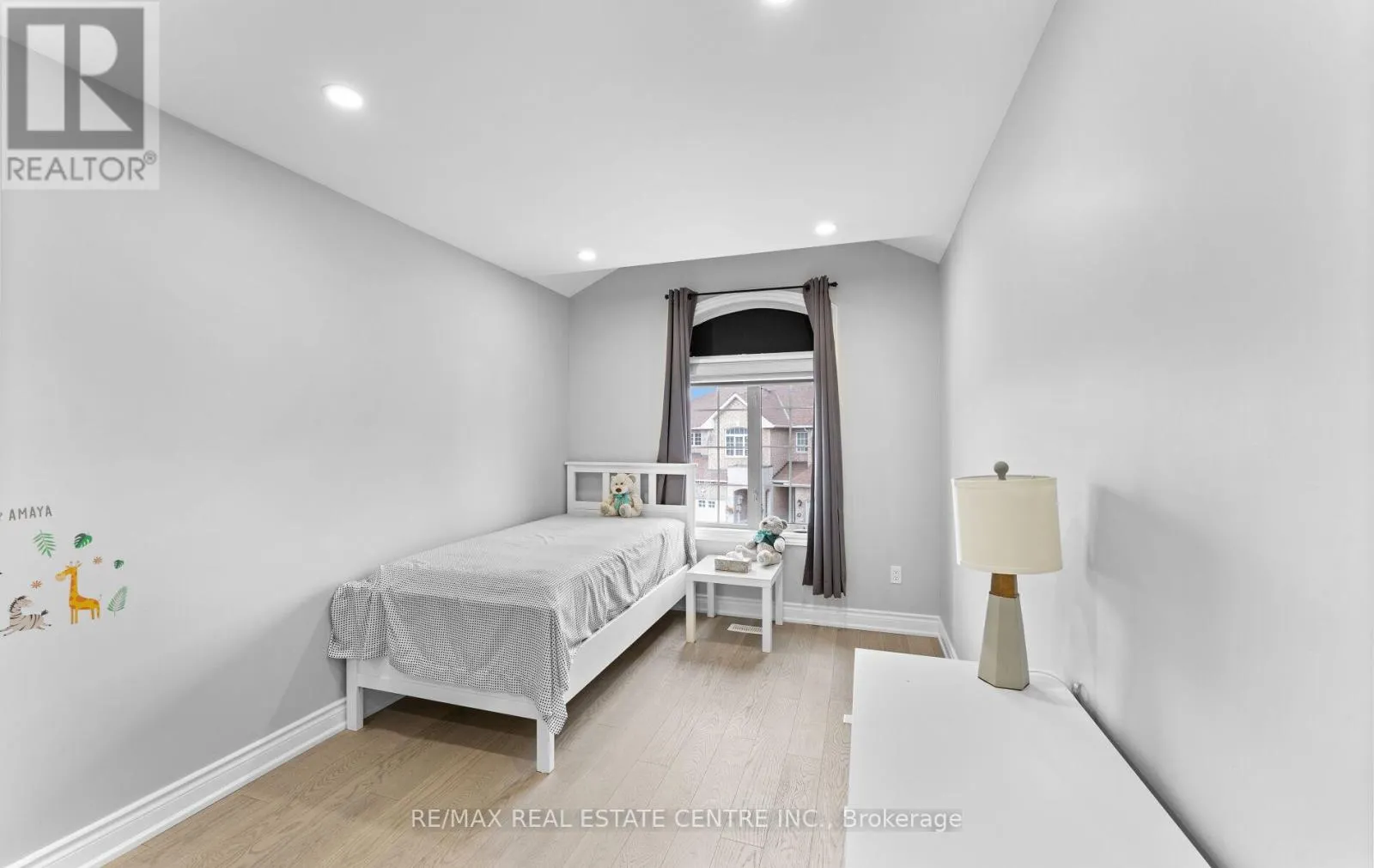 32 - 32 VIEWCREST CIRCLE