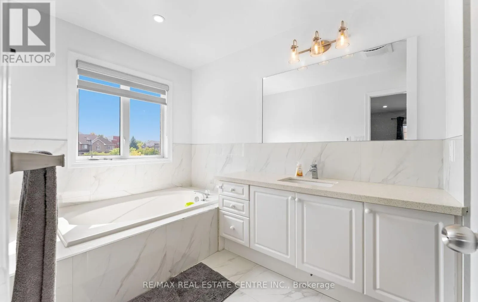 32 - 32 VIEWCREST CIRCLE