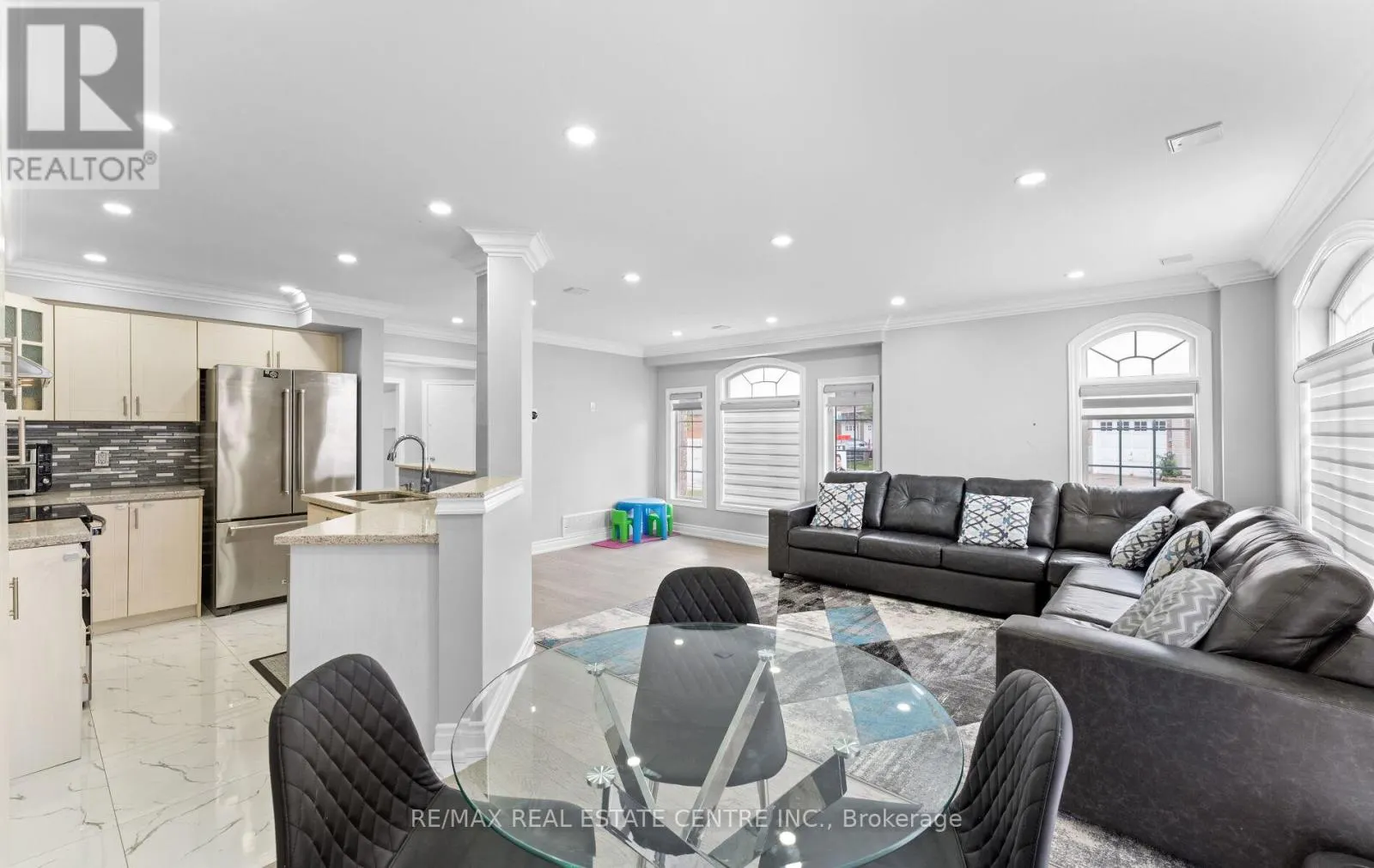 32 - 32 VIEWCREST CIRCLE