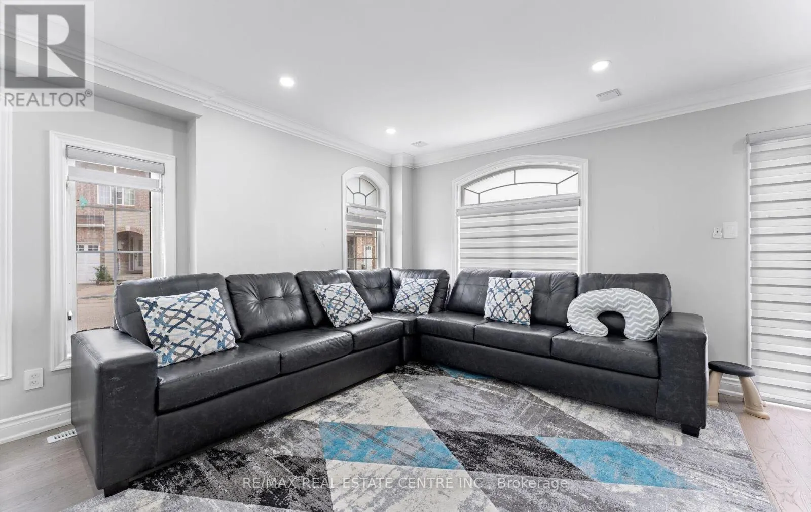 32 - 32 VIEWCREST CIRCLE